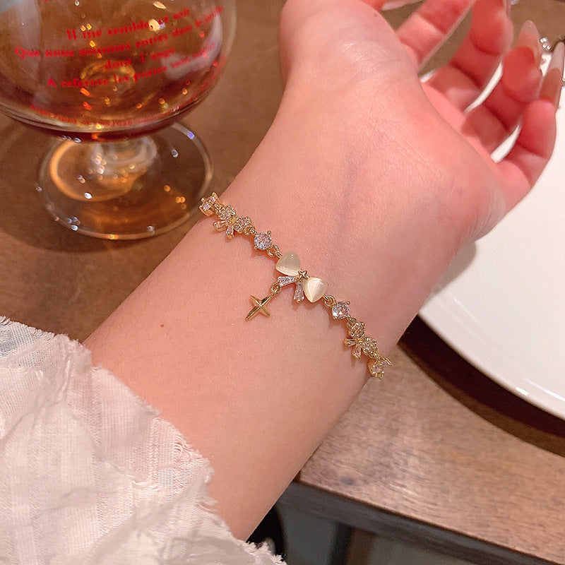 Zartes Gliederarmband mit Perlmuttherzen, Funkelnden Zirkonia und Kreuzanhänger