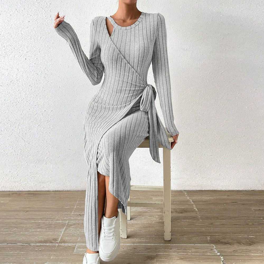 Damen geripptes Midikleid mit Wickeloptik, Taillenbindegürtel, One-Shoulder Cutout und seitlichem Beinschlitz Shop Nory