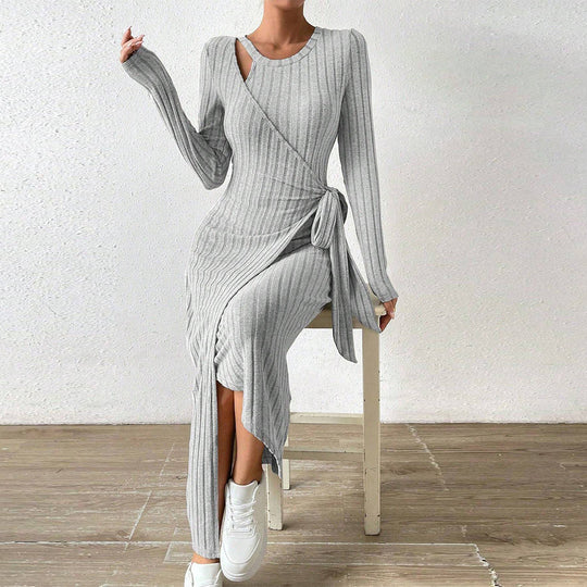 Damen geripptes Midikleid mit Wickeloptik, Taillenbindegürtel, One-Shoulder Cutout und seitlichem Beinschlitz Shop Nory