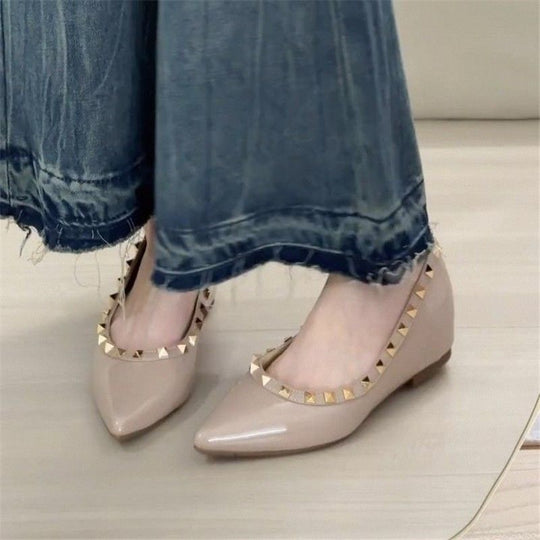 Damen Flache spitz zulaufende Lack-Ballerinas mit gepolstertem Komfortfußbett und Nietenblende Shop Nory