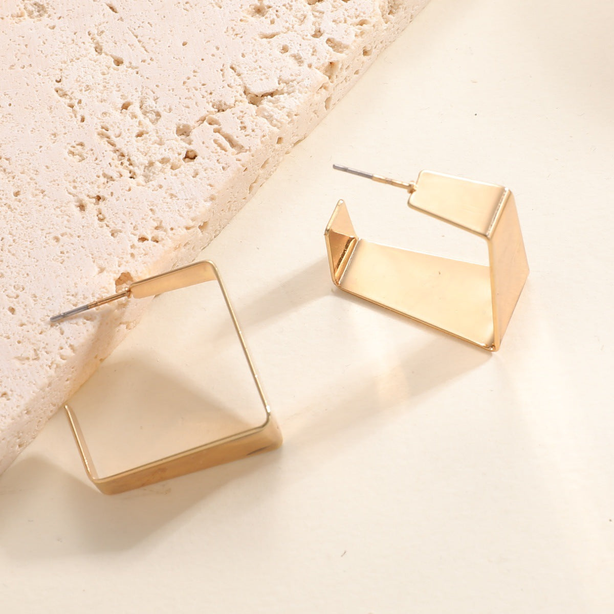 Damen Ohrringe mit modernem skulpturalem Design Shop Nory