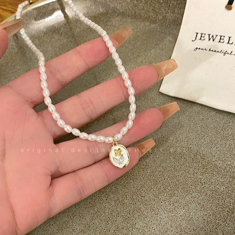 Damen Halskette mit perlenartigen Elementen und kunstvollem Anhänger Shop Nory