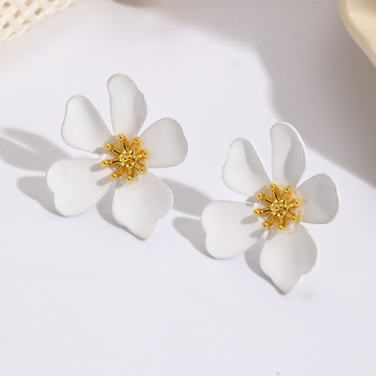 Damen Ohrringe im floralen Design mit glanzvollem goldenen Akzent Shop Nory