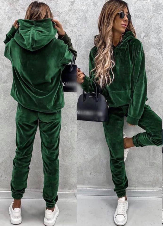 Damen Velours-Lounge-Set mit kuscheliger Kapuzenpullover und schmal zulaufender Jogginghose Shop Nory