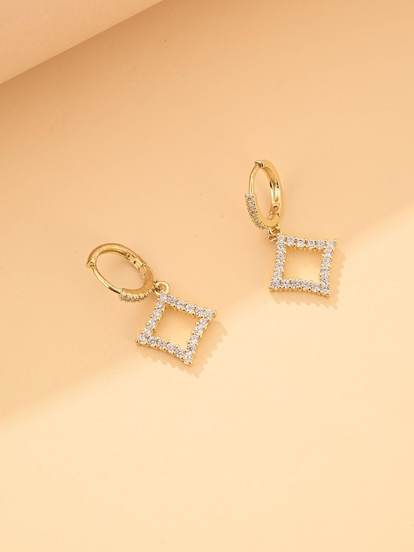 Damen Ohrhänger mit funkelndem Quadrat-Anhänger und elegantem Design Shop Nory