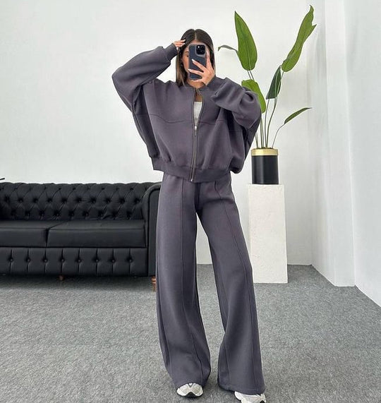 Damen sportive Oversize-Fleecejacke mit diagonaler Reißverschluss-Optik und weit geschnittener High-Waist-Jogginghose Shop Nory
