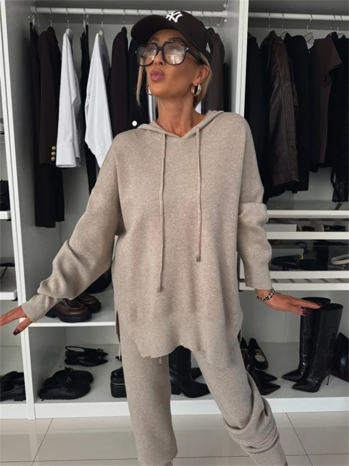 Damen Lounge-Set aus weichem Feinstrick mit übergroßem Kapuzenpullover und schmal zulaufender Bündchenhose Shop Nory