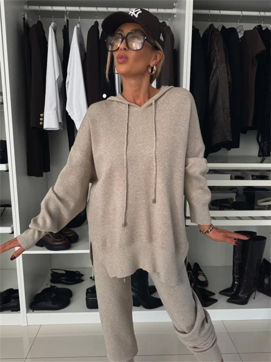 Damen Lounge-Set aus weichem Feinstrick mit übergroßem Kapuzenpullover und schmal zulaufender Bündchenhose Shop Nory