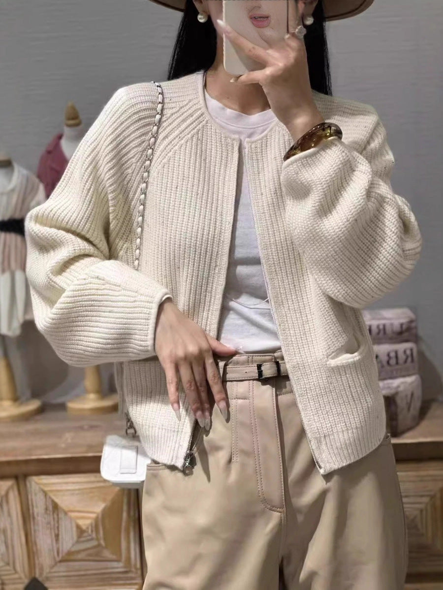 Damen Kurzgeschnittene kastige Strickjacke mit geripptem Feinstrick Ballonärmeln und aufgesetzten Eingrifftaschen Shop Nory