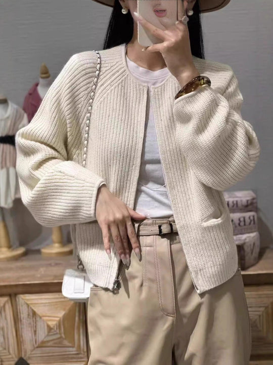 Damen Kurzgeschnittene kastige Strickjacke mit geripptem Feinstrick Ballonärmeln und aufgesetzten Eingrifftaschen Shop Nory
