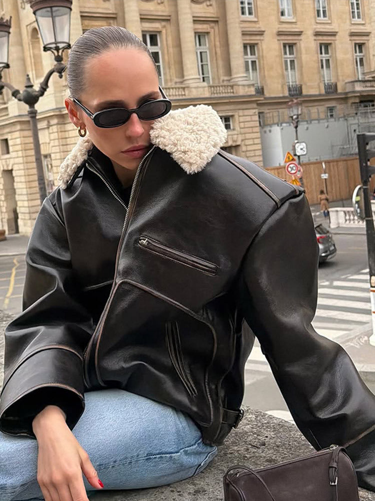 Damen Kurz geschnittene Lederimitat‑Fliegerjacke mit voluminösem Teddy‑Schalkragen und markanten Ziernähten Shop Nory