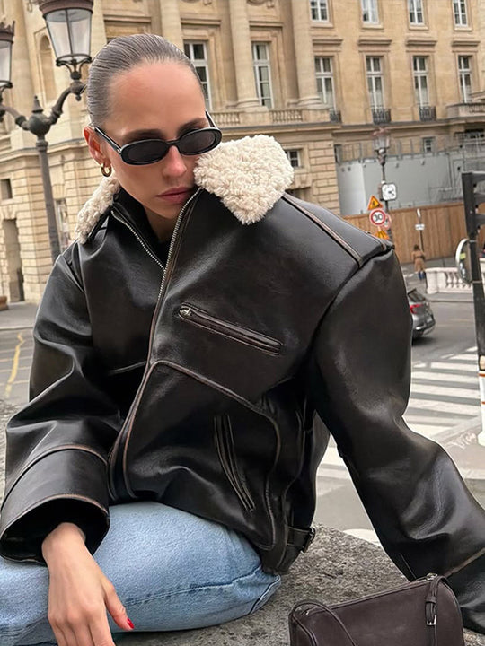 Damen Kurz geschnittene Lederimitat‑Fliegerjacke mit voluminösem Teddy‑Schalkragen und markanten Ziernähten Shop Nory