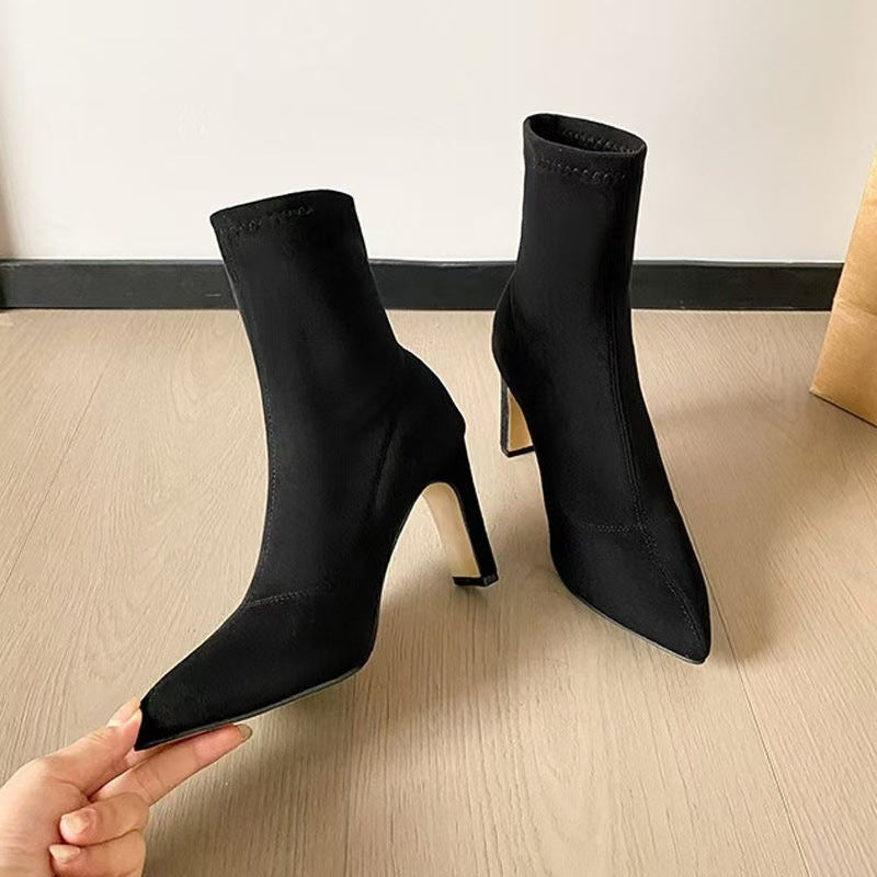 Damen Sock-Stiefelette aus Stretchvelours mit spitzer Zehenpartie und skulpturellem Blockabsatz Shop Nory