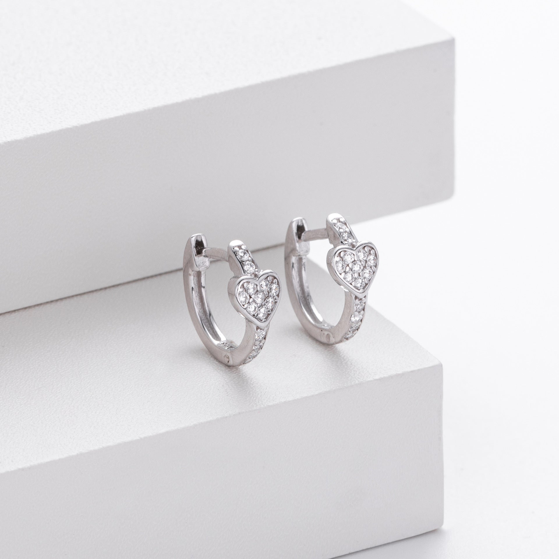 Damen Creolen-Ohrringe mit Herzmotiv und funkelndem Zirkonbesatz Shop Nory