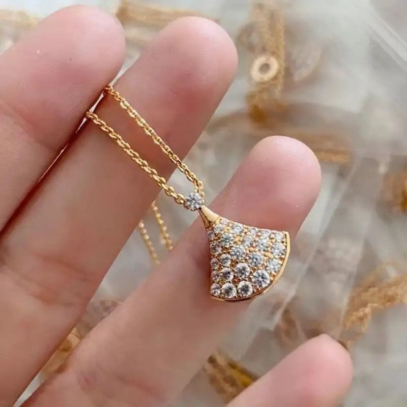 Damen Halskette mit eleganten Fächeranhänger und funkelnden Kristallelementen Shop Nory