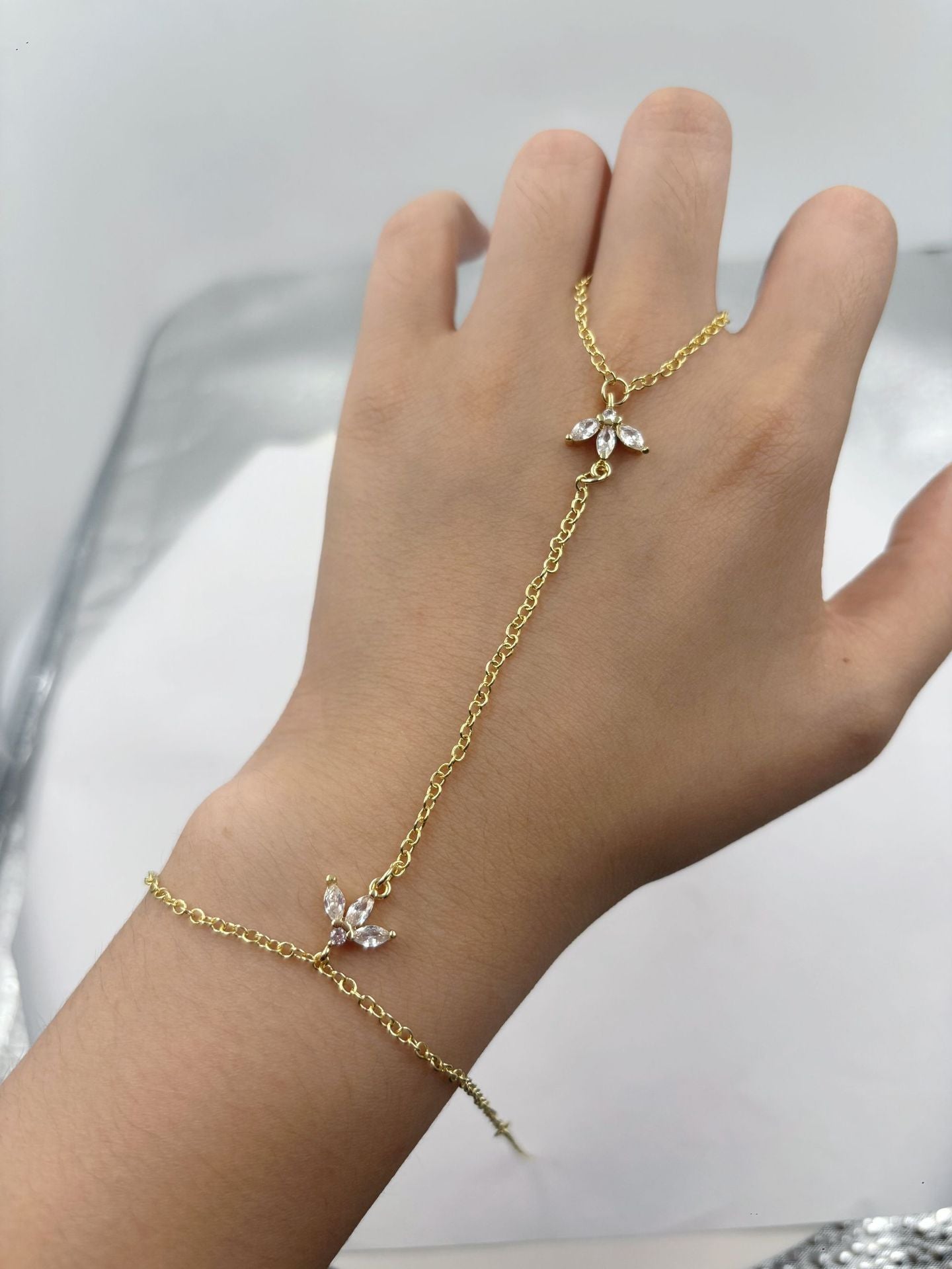 Damen Handkette mit floralem Design und funkelnden Zirkonia-Elementen Shop Nory
