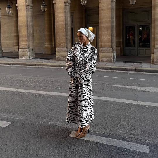 Damen Maxilanger Trenchcoat im Animal-Print mit voluminösem Schalkragen, bindegürtel und kastiger Silhouette Shop Nory