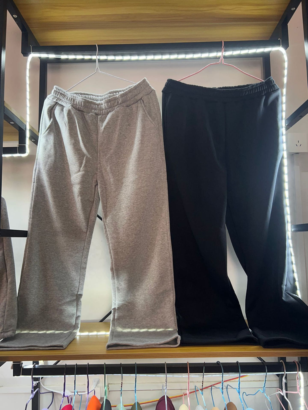 Damen nan zweiteiliges Lounge-Set mit Kapuzenjacke Reißverschluss und weiter Hose mit hohem Bund aus Sweatstoff Shop Nory