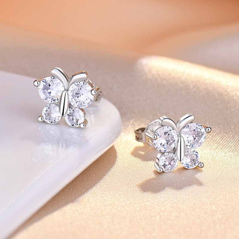 Damen Ohrstecker im eleganten Schmetterlingsdesign mit funkelnden Zirkonia Shop Nory