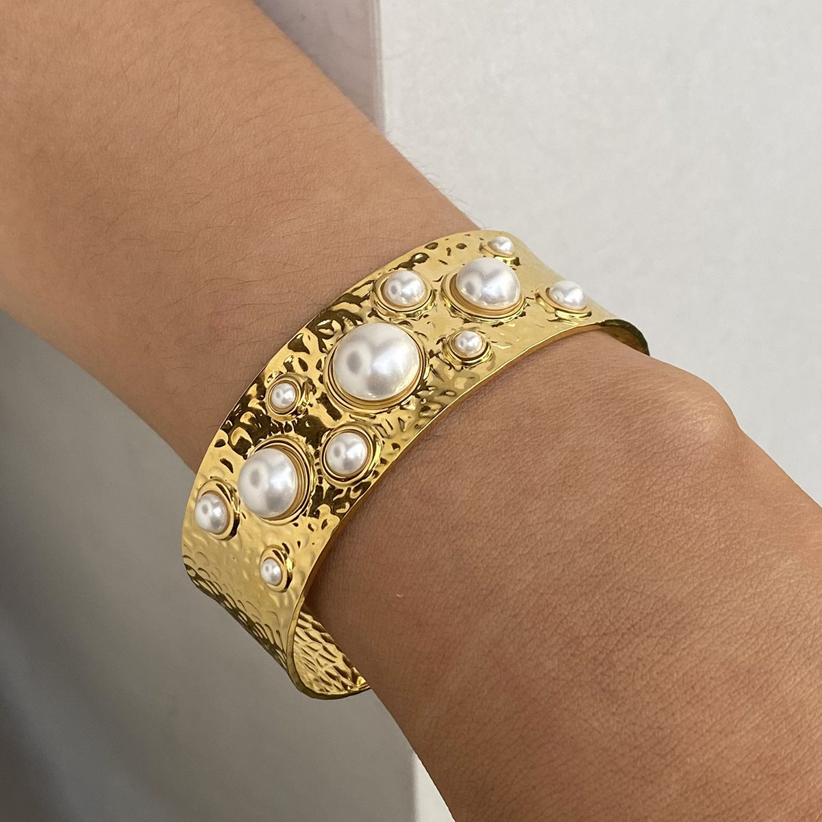 Damen Armreif mit eleganten Perlen und hypoallergener Edelstahlverarbeitung Shop Nory