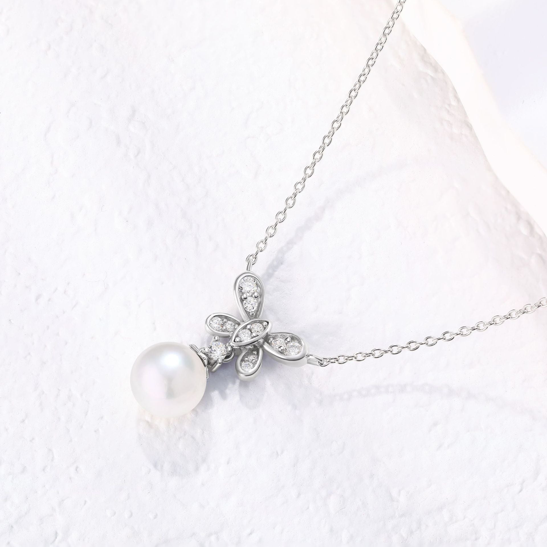 Damen Halskette mit filigranem Schmetterlingsanhänger und edler Perle Shop Nory