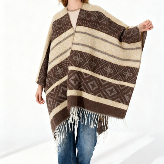 Damen Überwurfcape mit Jacquard‑Strick, V‑Ausschnitt und Fransensaum Shop Nory