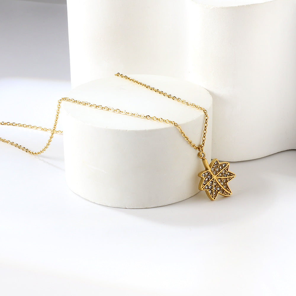 Damen Halskette mit kunstvollem Ahornblatt-Anhänger aus goldplattiertem Edelstahl und brillantem Kristallbesatz Shop Nory