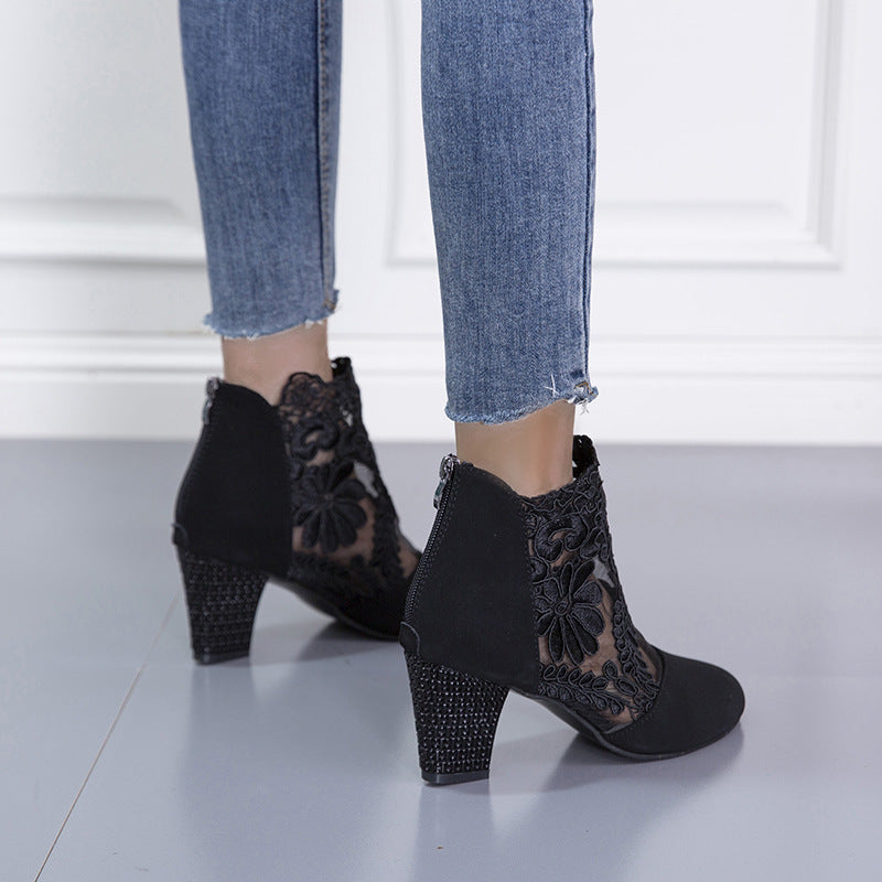 Damen Ankle-Boots mit floraler Spitze und samtiger Wildlederoptik mittelhoher Blockabsatz Shop Nory