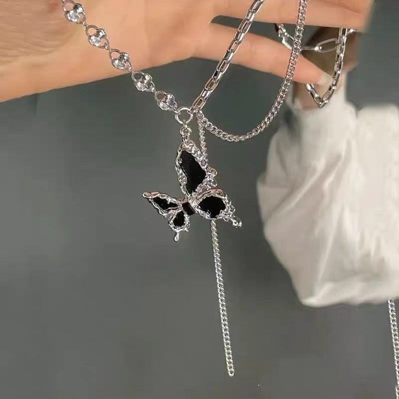 Damen Halskette mit elegantem Schmetterlingsanhänger und funkelnden Kristallen Shop Nory