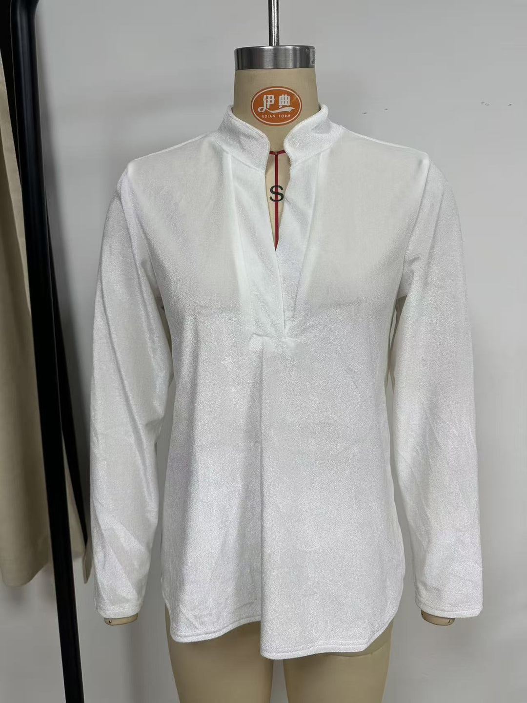 Damen Samtbluse mit Stehkragen, tiefem V-Ausschnitt und lockerem Langarm-Schnitt Shop Nory