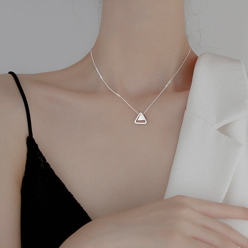 Damen Halskette mit geometrischem Dreiecksanhänger aus hochwertigem Edelstahl Shop Nory