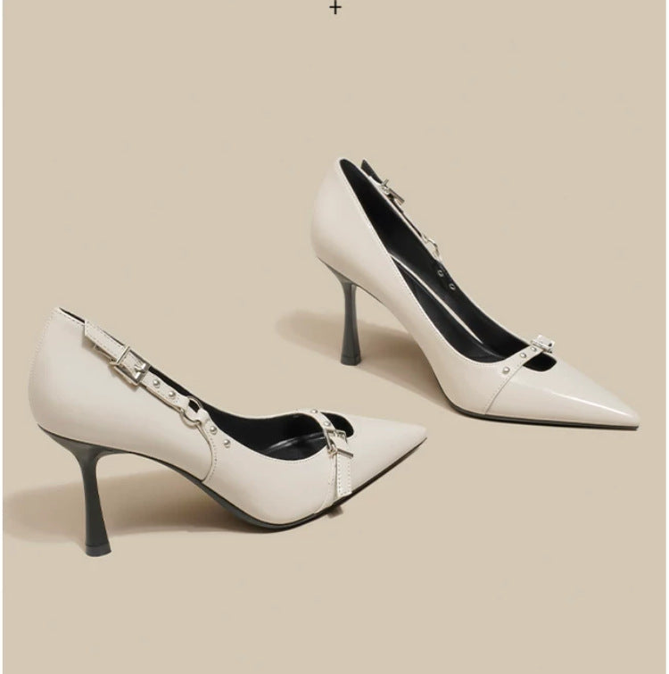 Damen Spitz zulaufende Lackpumps mit schmalem Stiletto und Zierdetail Shop Nory