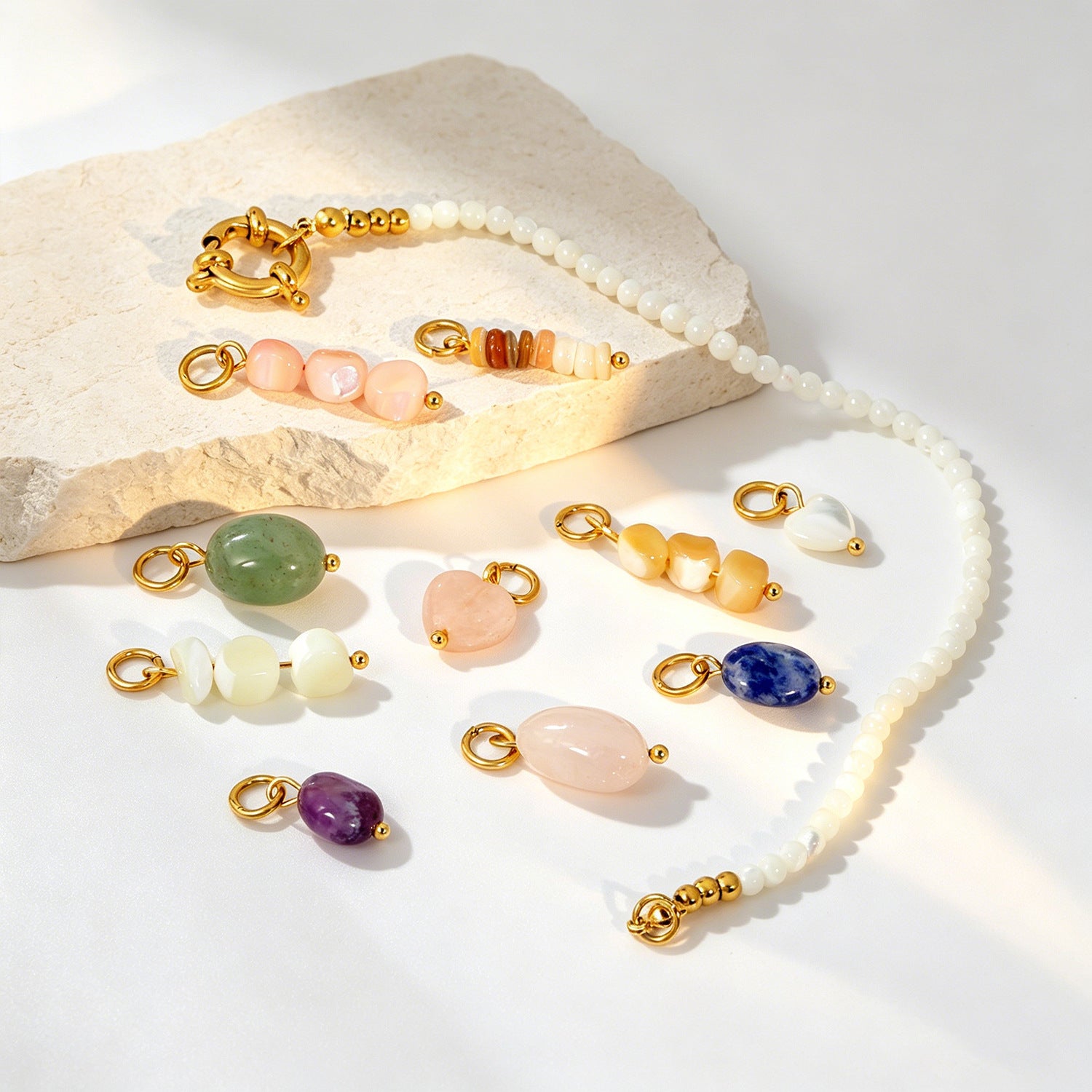 Damen Anhänger mit natürlichem Stein und goldenem Akzent Shop Nory