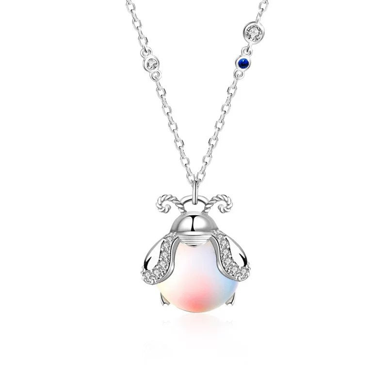 Damen Halskette mit schimmerndem Edelsteinanhänger und eleganten Silber-Details Shop Nory