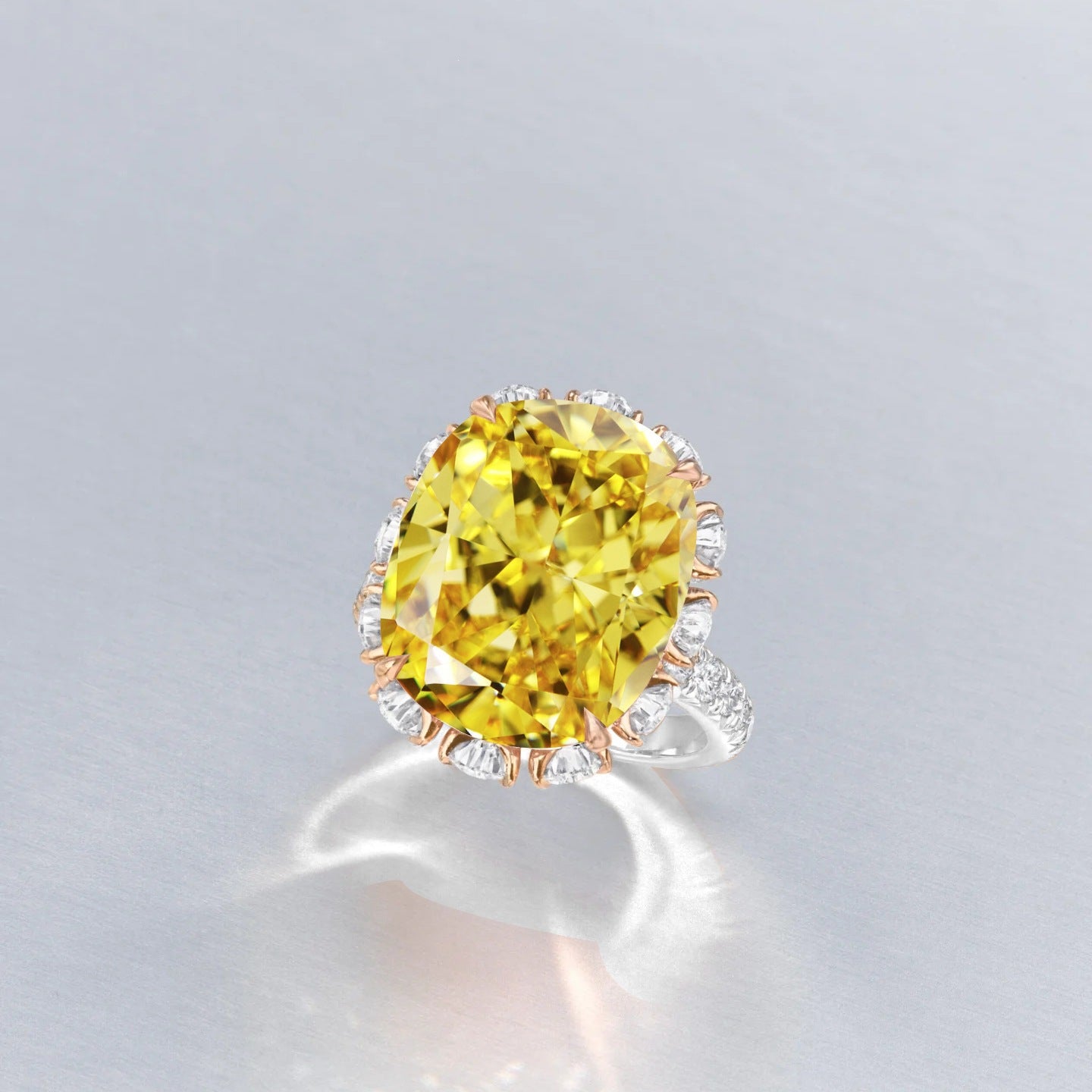 Damen Luxus-Ring mit extravagantem ovalen Edelstein und kunstvollen Zirkonia-Verzierungen Shop Nory