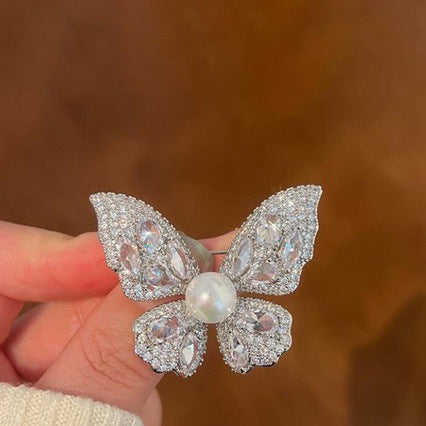 Elegante Schmetterlingsbrosche mit Kristallbesatz und Perlenapplikation