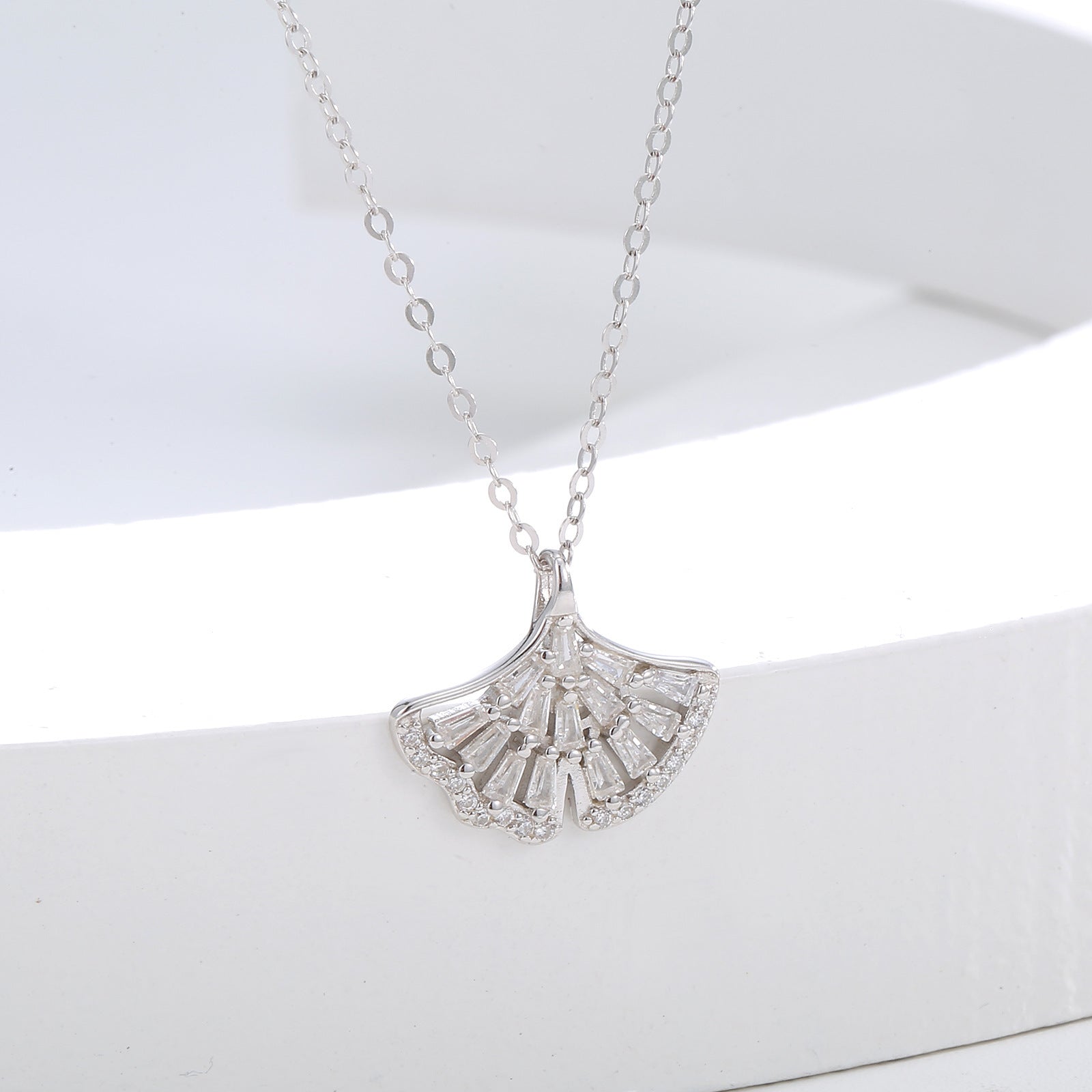 Damen Halskette mit kunstvollem Fächeranhänger aus hochwertigem Silber und funkelnden Zirkonia Shop Nory