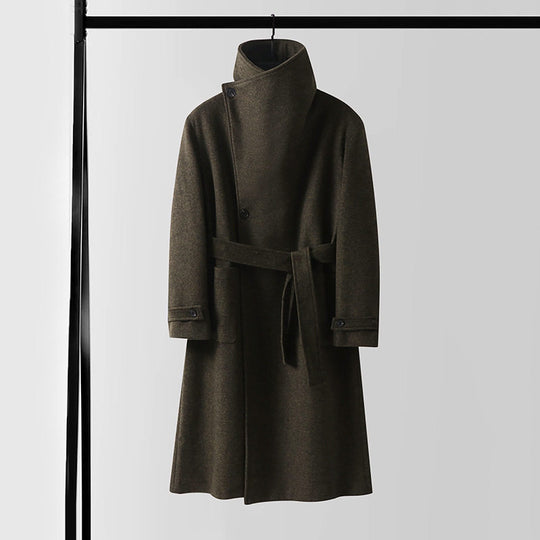 Herren Maxilanger Wollmantel mit hohem Stehkragen, asymmetrischer Knopfleiste und Bindegürtel Shop Nory