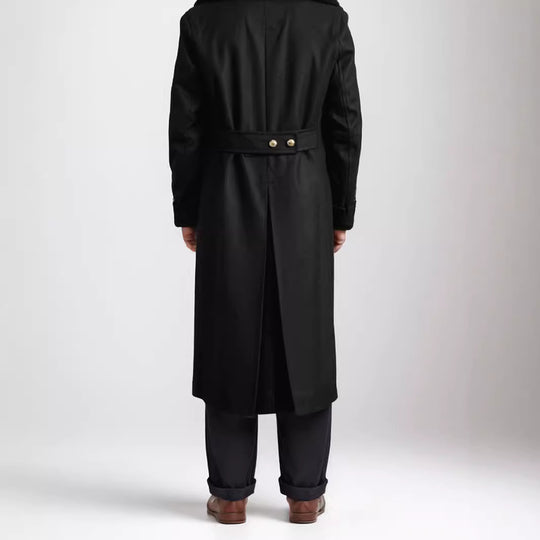 Herren Longline-Mantel im Military‑Look mit breitem Schalkragen und markanten Zierknöpfen Shop Nory
