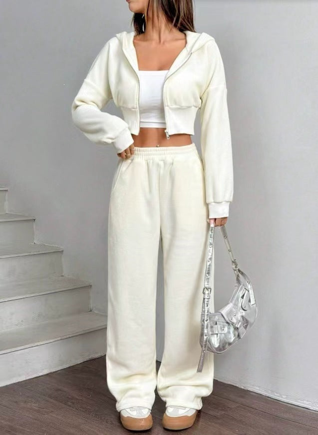 Damen nan kurzes Kapuzen-Sweatshirt mit Reißverschluss und weite High-Waist Jogginghose Shop Nory