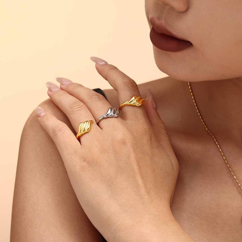 Damenring aus Titanstahl mit elegantem Blattdesign Shop Nory