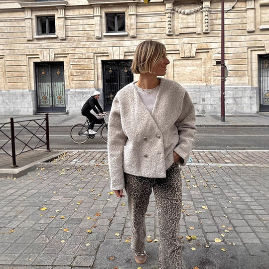 Damen Kurze Teddyjacke mit Doppelknopf-Verschluss und V‑Ausschnitt Shop Nory