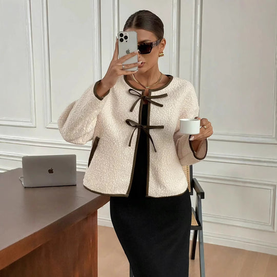 Damen Kurz geschnittene Teddyjacke mit Bindebändern und Kontrastpaspel Shop Nory