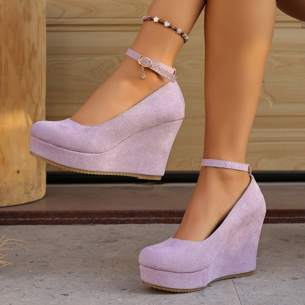 Damen Wedge-Pumps mit zierlichem Riemen und glänzendem Akzent Shopnory