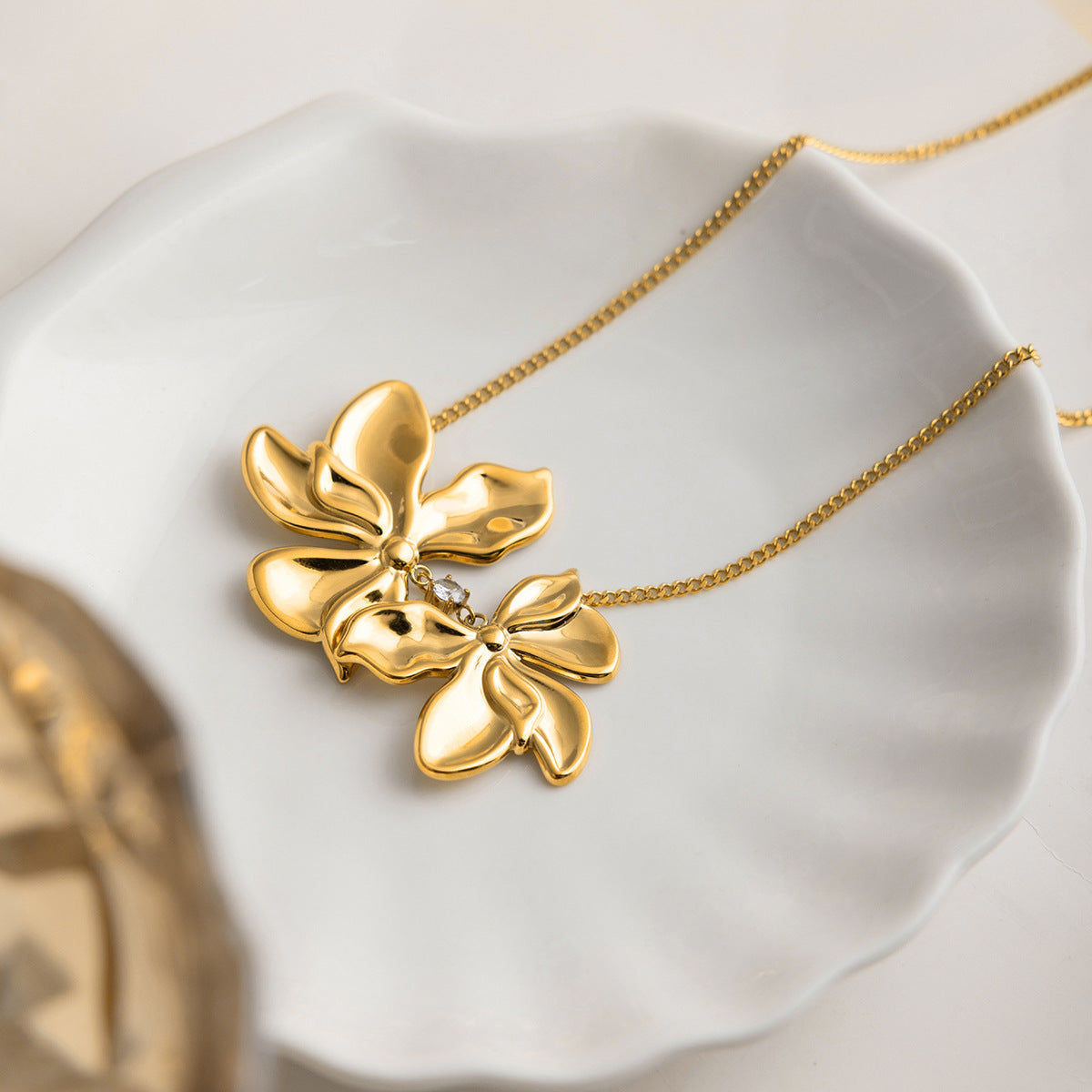 Damen Halskette mit elegantem Blumenanhänger aus hypoallergenem Edelstahl Shop Nory