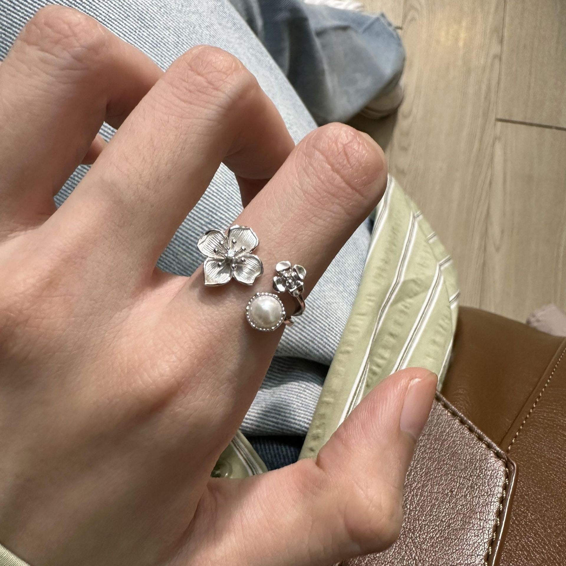 Damen Offener Ring mit floralem Design und Perlenakzent Shop Nory