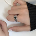 Damenring mit kunstvollem Design und rundem Onyx Shop Nory