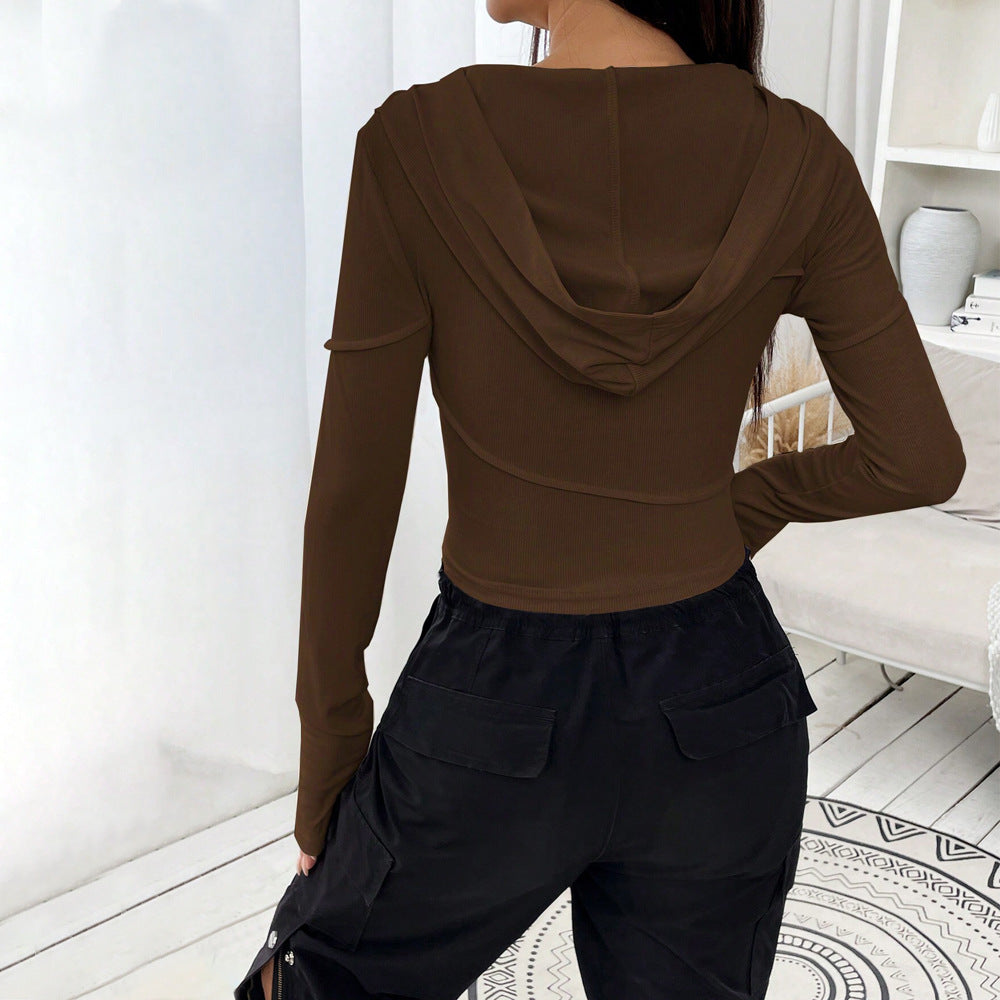 Damen geripptes Cropped-Longsleeve mit Kapuzenkragen, asymmetrischen Nähten und Trompetenärmeln Shop Nory