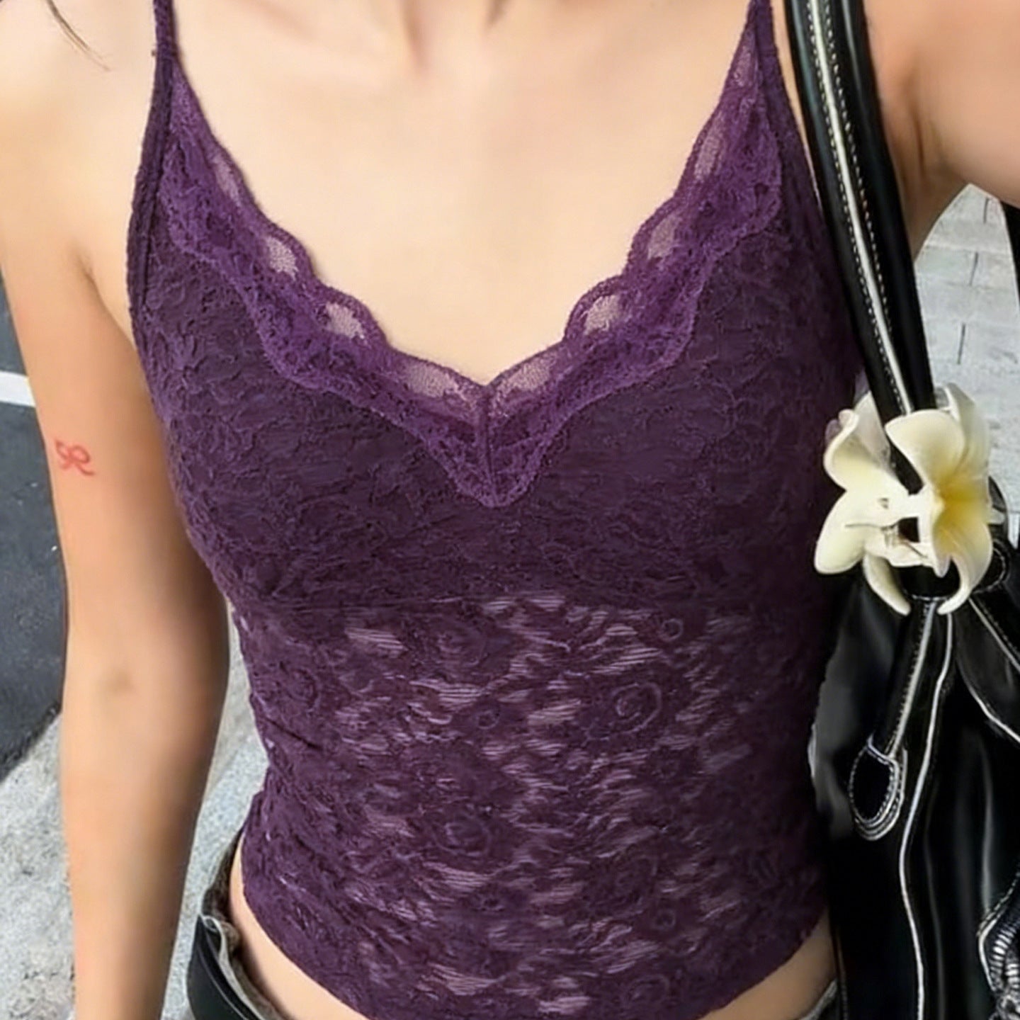 Damen Spitzen-Cami-Top mit verstellbaren Trägern und V-Ausschnitt