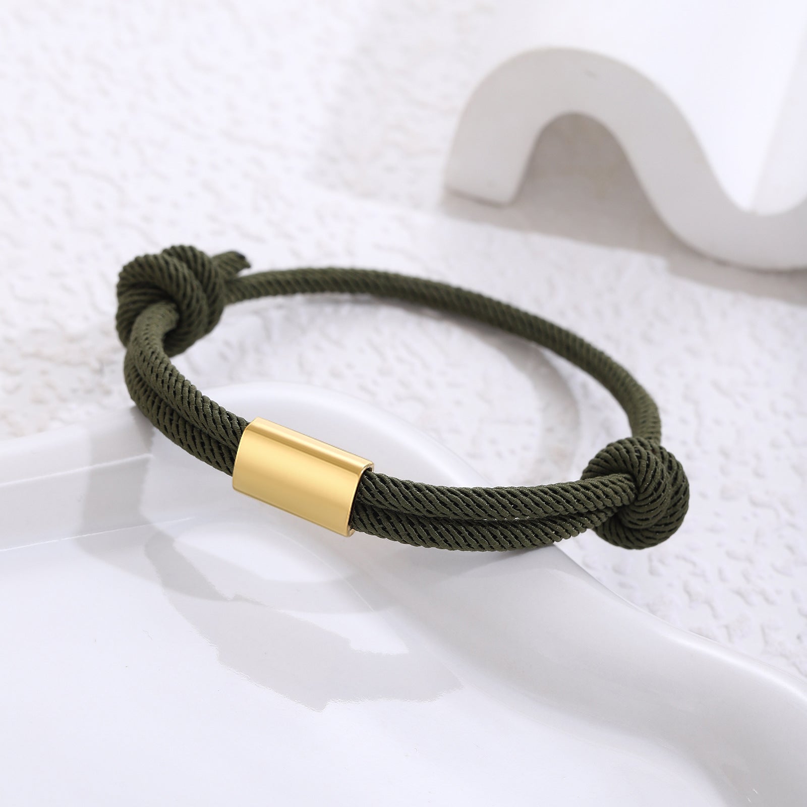 Damen geflochtenes Armband mit goldfarbener Akzentverschlusseinheit Shop Nory